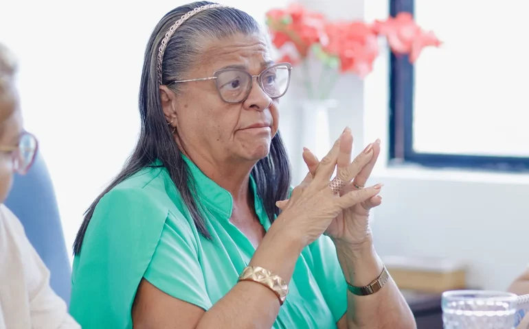 Após gastos milionários com artistas, prefeita vai usar quase R$ 6 mi em contrato para locação de veículos