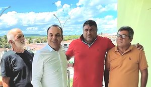 Franscisco Sales ao lado de apoiadores. Fonte: Assessoria