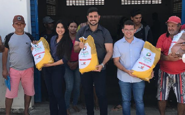 Prefeito Dalminho inicia entrega de sementes a pequenos agricultores de Belo Monte