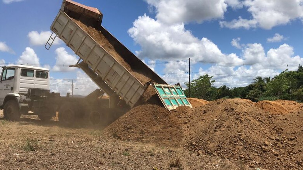Prefeitura de Branquinha realiza aterro para a construção do centro administrativo