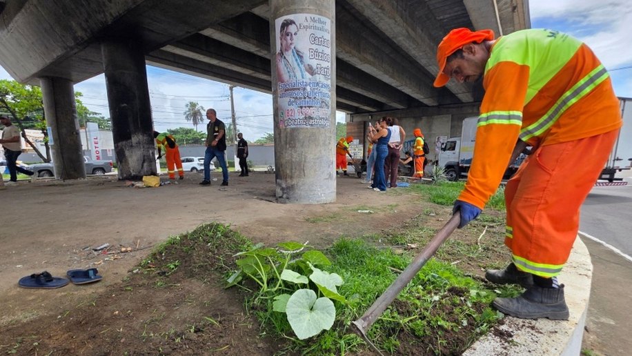 Área do viaduto de Jacarecica recebe ação conjunta de melhoria urbana