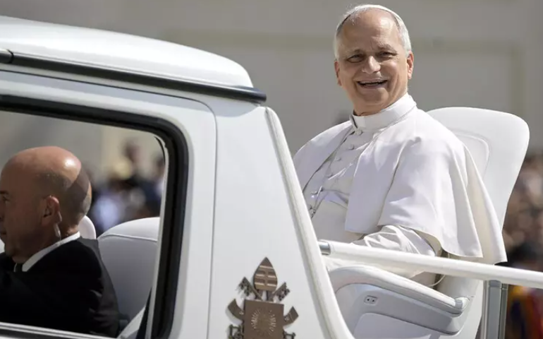 Papa se encontra com descendentes de Churchill e Gandhi