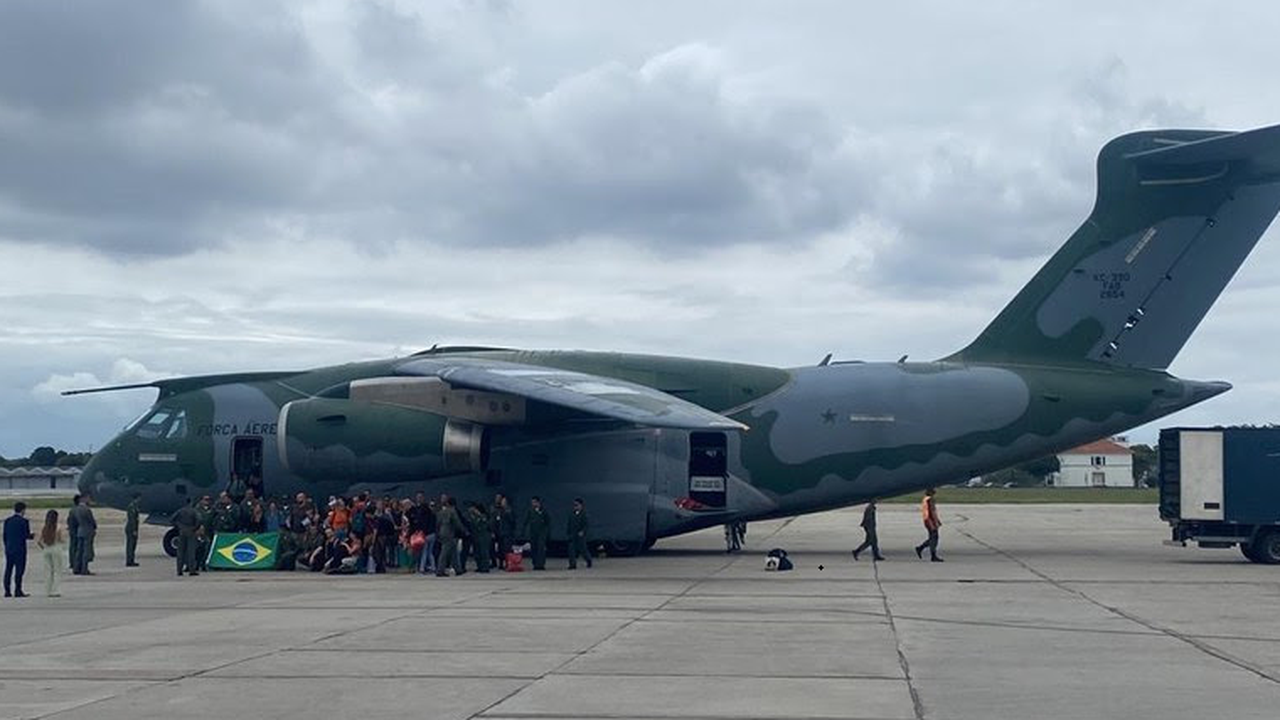 Novo voo de repatriação desembarca no Brasil com 66 brasileiros e três bolivianas