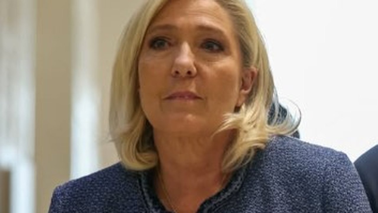 Marine Le Pen chama condenação de 'caça às bruxas' em ato com apoiadores em Paris