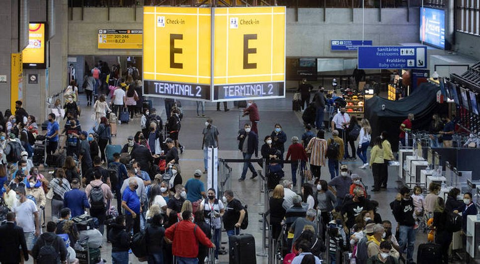 Anvisa retoma obrigatoriedade do uso de máscaras em aeroportos e aviões no Brasil / Foto: Foto: Roosevelt Cassio/Reuters