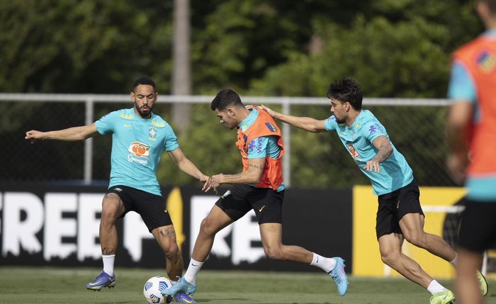 Tite promove seis trocas no time titular, sendo três por opção técnica Tite promove seis trocas no time titular, sendo três por opção técnica