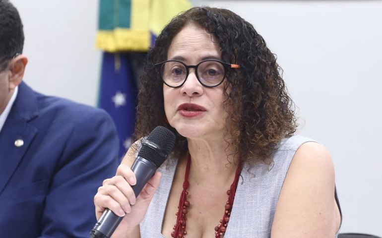 Ministra solicita ampliação de verbas para pesquisas em universidades