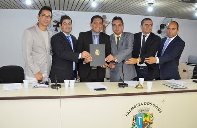Prefeito Júlio Cezar repete Graciliano e entrega à Câmara relatório de prestação de contas, em Palmeira