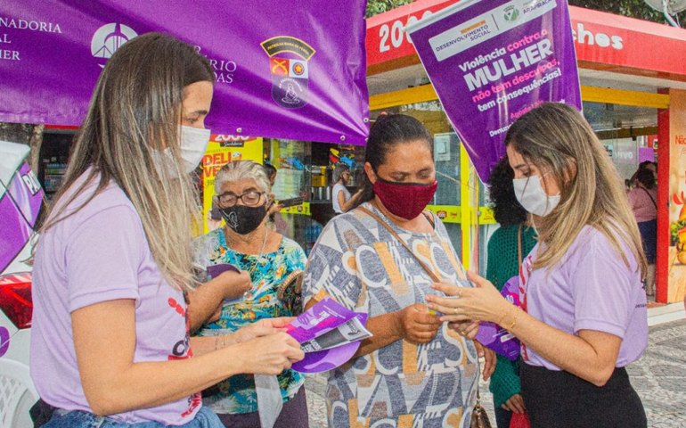 Agosto Lilás: prefeitura leva ações de combate à violência contra a mulher para praça pública