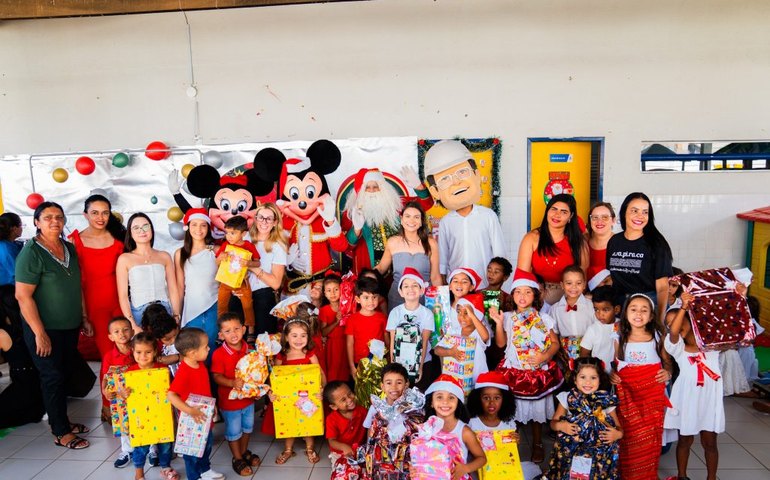 Crianças vivem a magia do natal e recebem presentes do Papai Noel com campanha do Viver Melhor