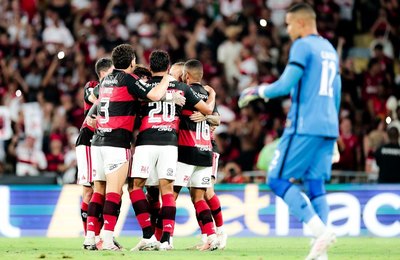 Flamengo derrota Botafogo por 3 a 0  e encosta na liderança da Série A