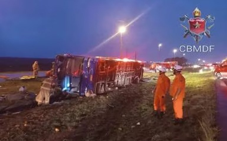 Polícia do DF prende dois por acidente com ônibus clandestino que matou pelo menos 5 pessoas