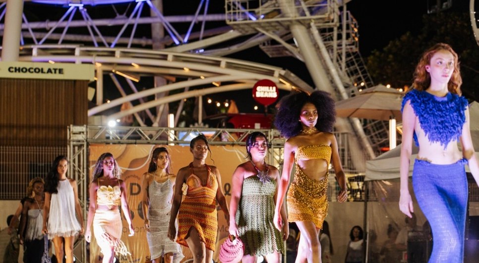 Modelos desfilam com peças produzidas por artesãs da Economia Solidária durante programação na Praça Multieventos, em Maceió. Foto: Mariel Matias