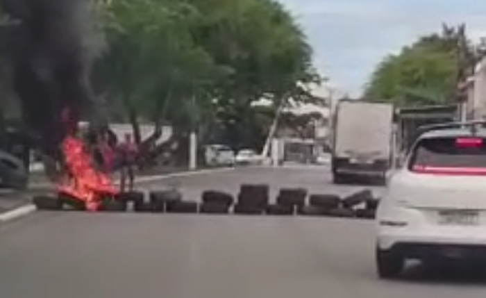 Manifestantes interditaram os dois sentidos da Avenida Senador Rui Palmeira com pneus em chamas