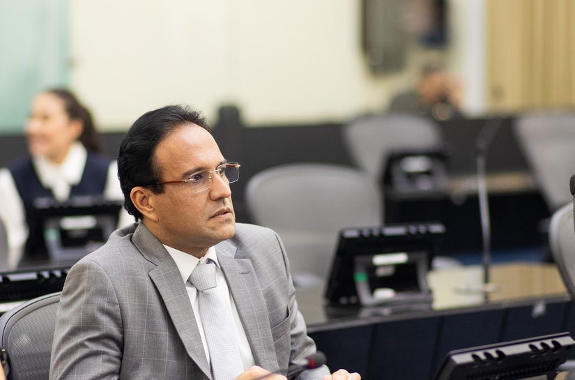 Deputado Mesaque Padilha protocola projeto que inclui Libras na grade curricular em Alagoas