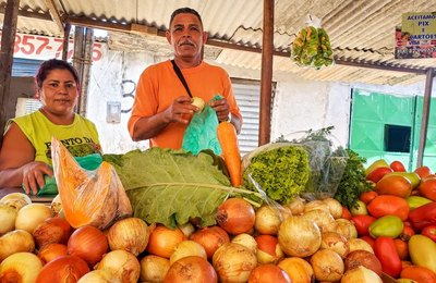 Feirantes do Benedito Bentes reforçam bancas para atender demanda do final de semana