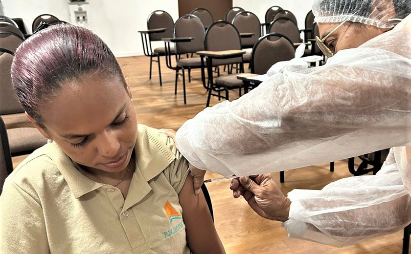 Saúde intensifica vacinação de profissionais da rede hoteleira de Maceió