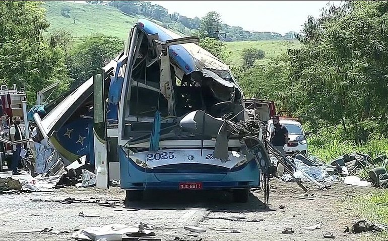 Itaí faz velório e enterro em série das vítimas de acidente que matou 41 pessoas