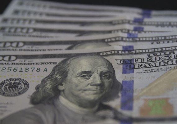 Dólar cai 4%, e bolsa sobe 5,5% no dia seguinte ao primeiro turno