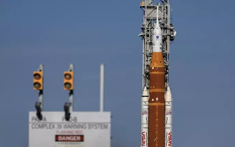 Nasa leva foguete destinado à Lua de volta para hangar e aumenta incerteza