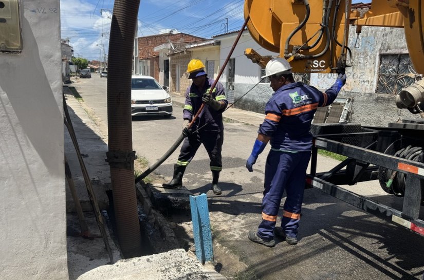 Prefeitura intensifica trabalho de limpeza de galerias para prevenir alagamentos