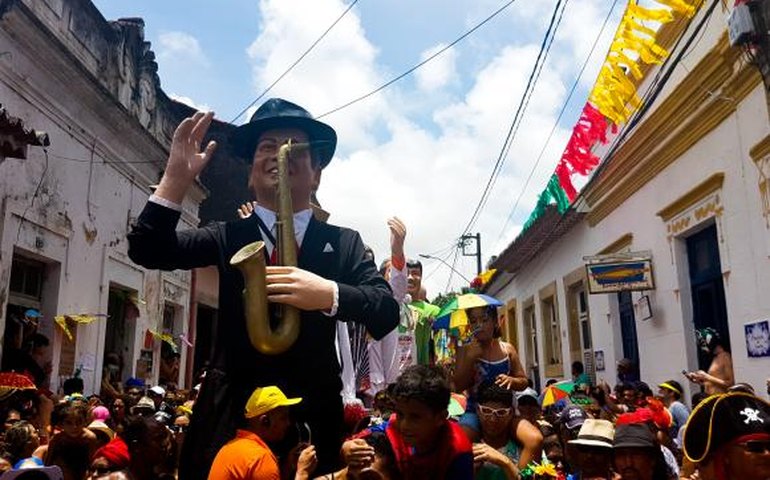 Carnaval de Olinda tem encontro de maracatus e bonecos gigantes