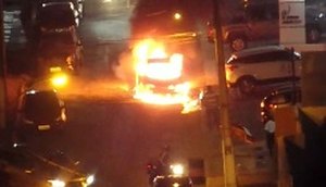 CARRO PEGA FOGO NO BAIRRO JARDINS