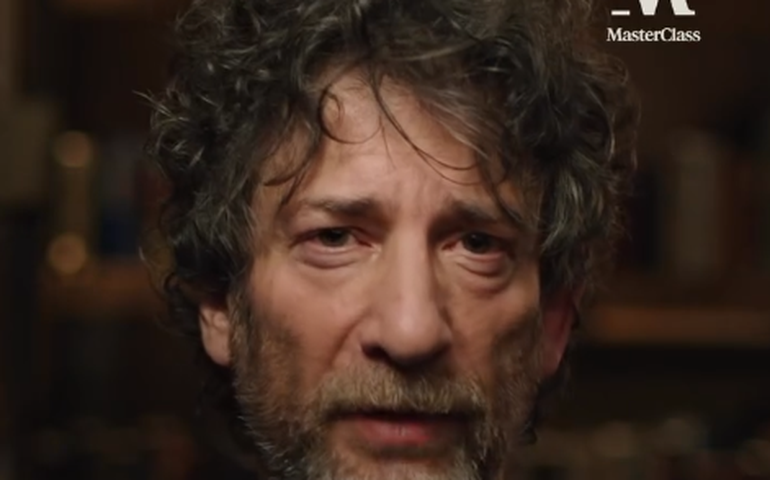 Neil Gaiman é judicialmente acusado de abuso e tráfico humano; entenda