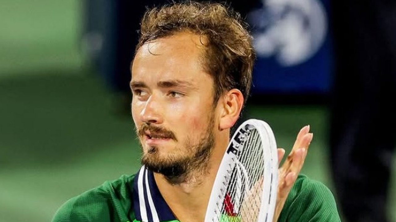 Medvedev é eliminado após acertar bolada em fã; Djokovic faz final em Pequim e volta ao Top 10