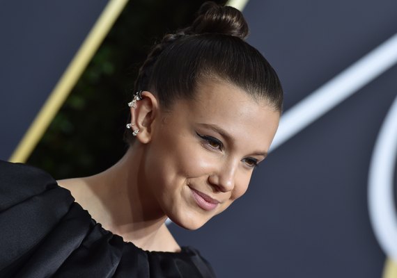 Millie Bobby Brown conforta fã que não recebeu ninguém em festa de aniversário