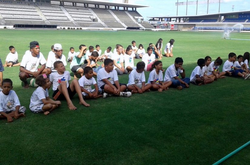 Crianças atendidas pela Semas conhecem Estádio Rei Pelé