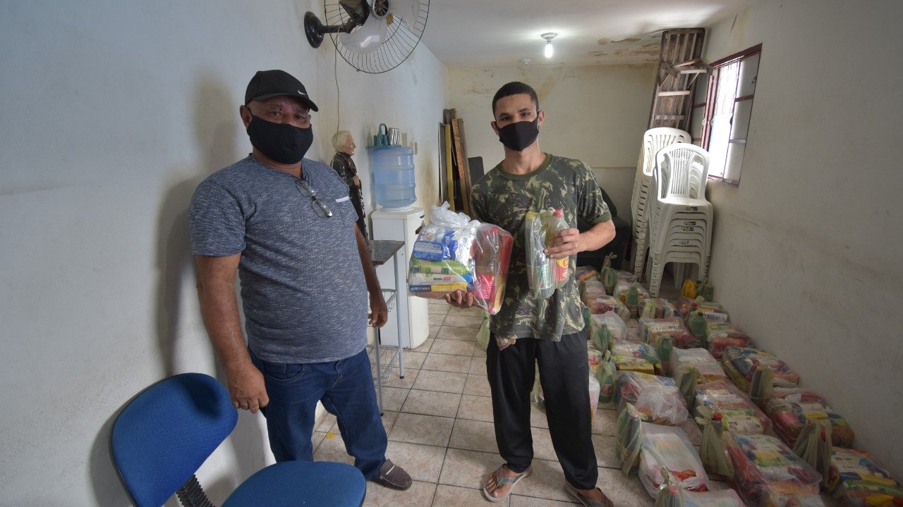 Trabalhadores do transporte complementar recebem cestas básicas e kits de limpeza doados pela Equatorial