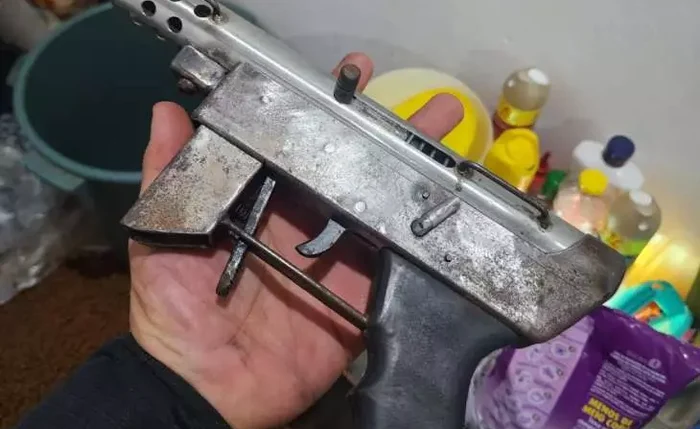 Submetralhadora artesanal calibre 9mm