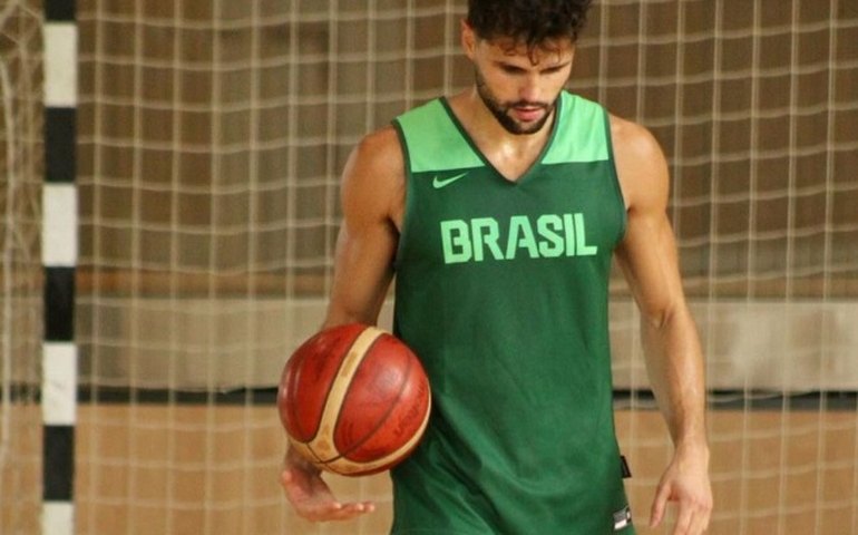 Raulzinho sofre lesão muscular na coxa e desfalca Brasil no Pré-Olímpico de Basquete