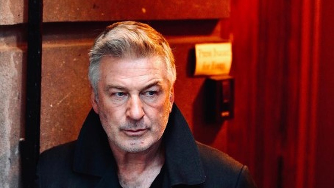 Alec Baldwin e o irmão sofrem acidente de carro em Nova York; ator diz ter desviado de caminhão de lixo