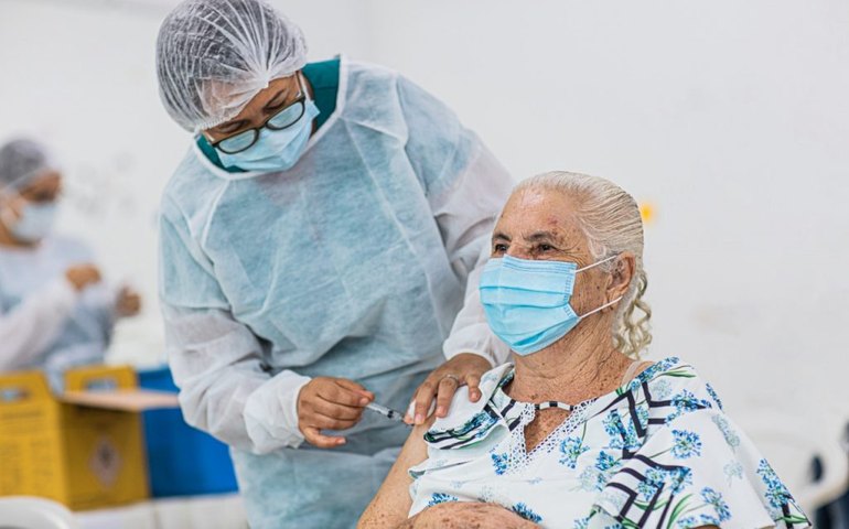 Emoção e esperança são as marcas da vacinação contra covid-19 em Arapiraca