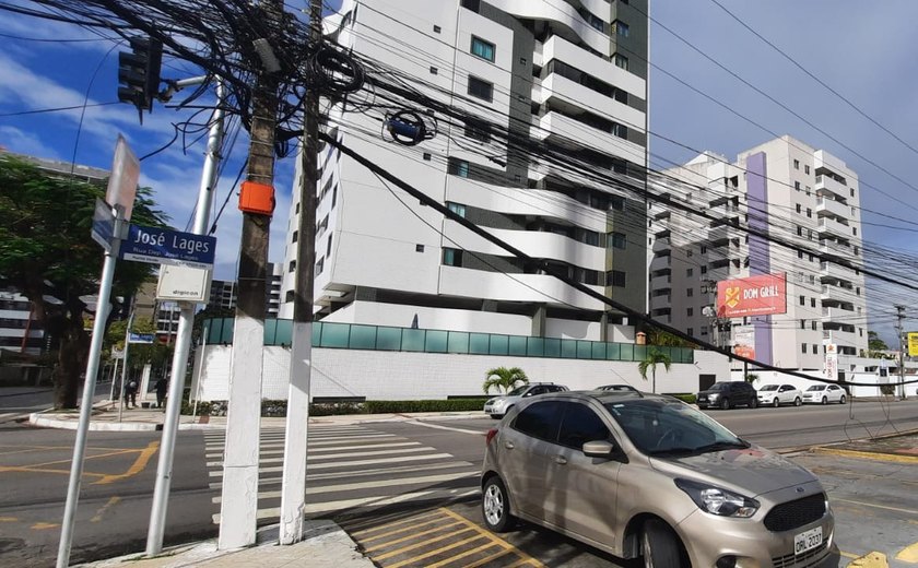 Fios emaranhados, chuva e vento criam um cenário propício para acidentes e incêndios