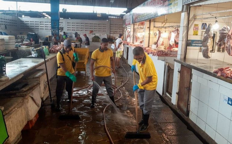 Equipes recolhem 3 toneladas de lama e lixo da área interna do Mercado da Produção