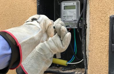 Saiba os riscos das ligações clandestinas e irregulares na rede elétrica