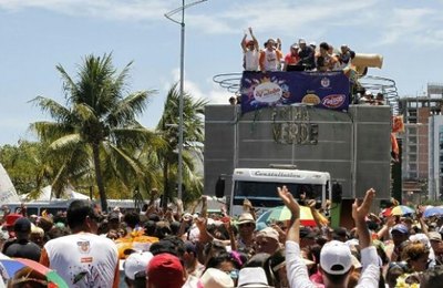 Bloco Vulcão ganha a avenida e governador confraterniza com o folião