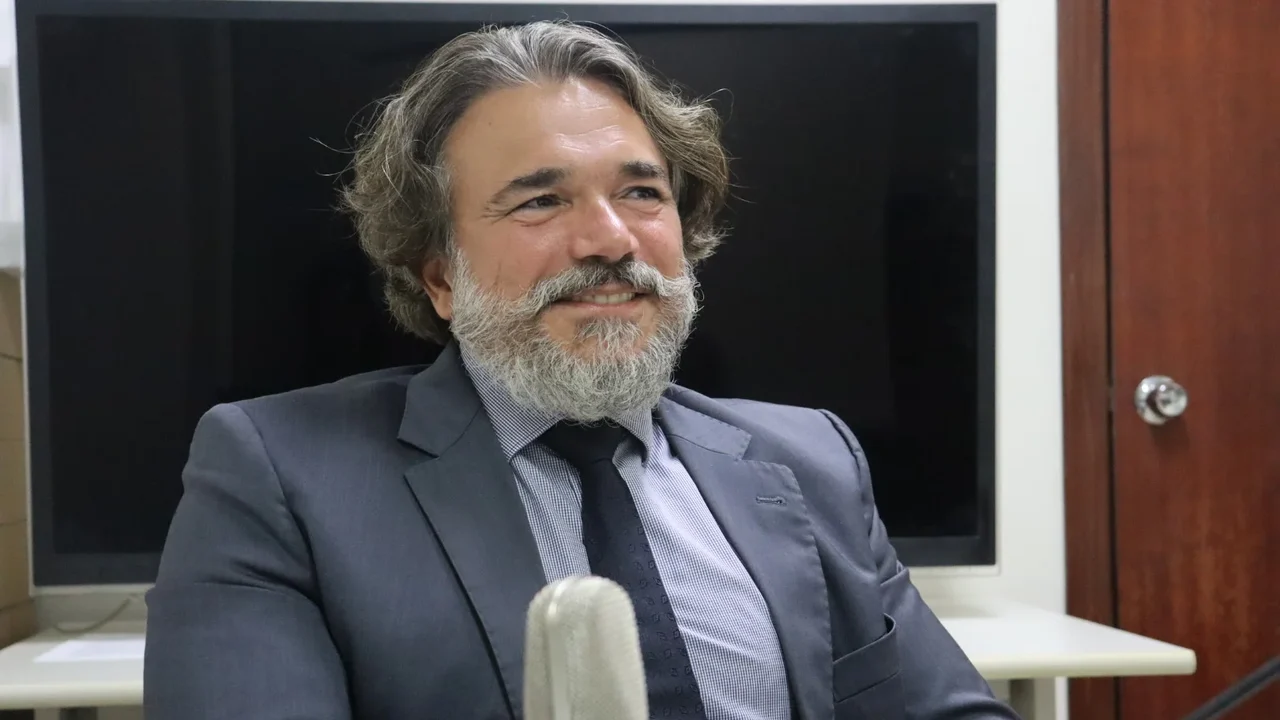 Justiça aponta conteúdo enganoso em propaganda de JHC e concede direito de resposta a Renan Filho