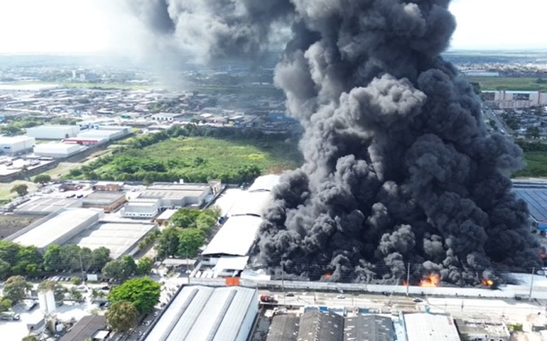 Defesa Civil exige demolição de área destruída em incêndio na Ultraplast, em Maceió