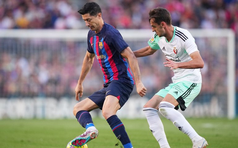 Barcelona sofre fora de casa, mas derrota Osasuna com gol de pênalti no fim