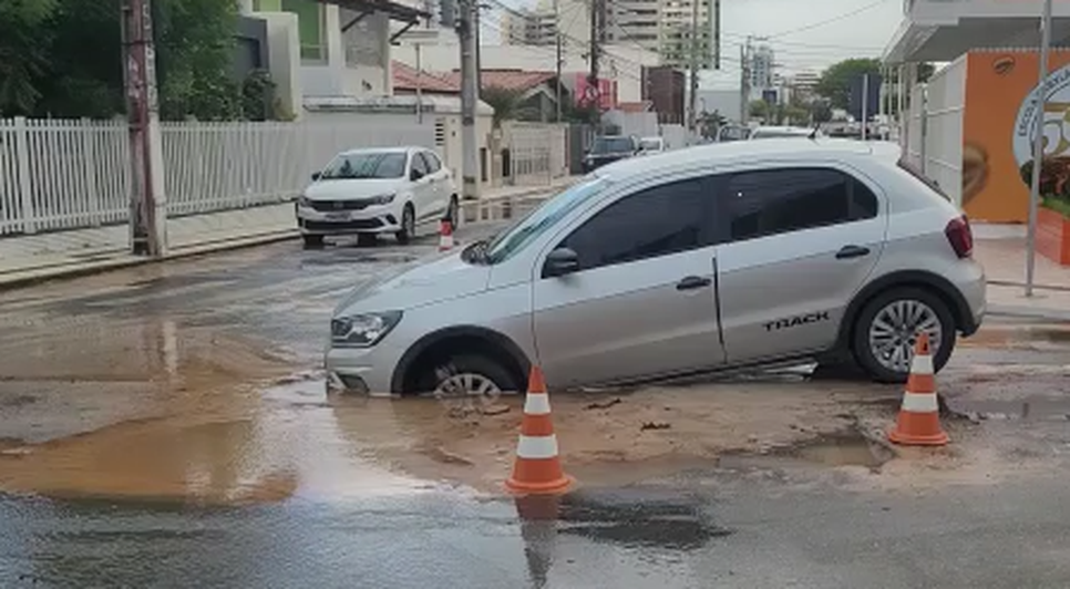 Carro cai em buraco após vazamento de água na Zona Sul de Aracaju / Foto: Foto: Portal A8SE/Reprodução