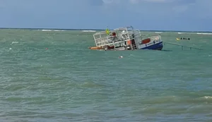 Catamarã afundou na praia de Ponta Verde na manhã deste sábado (20) / Foto: Cadaminuto