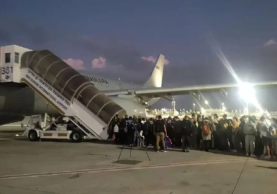 Segundo voo da FAB com brasileiros, cães e gatos resgatados em Israel chega ao Rio; fotos