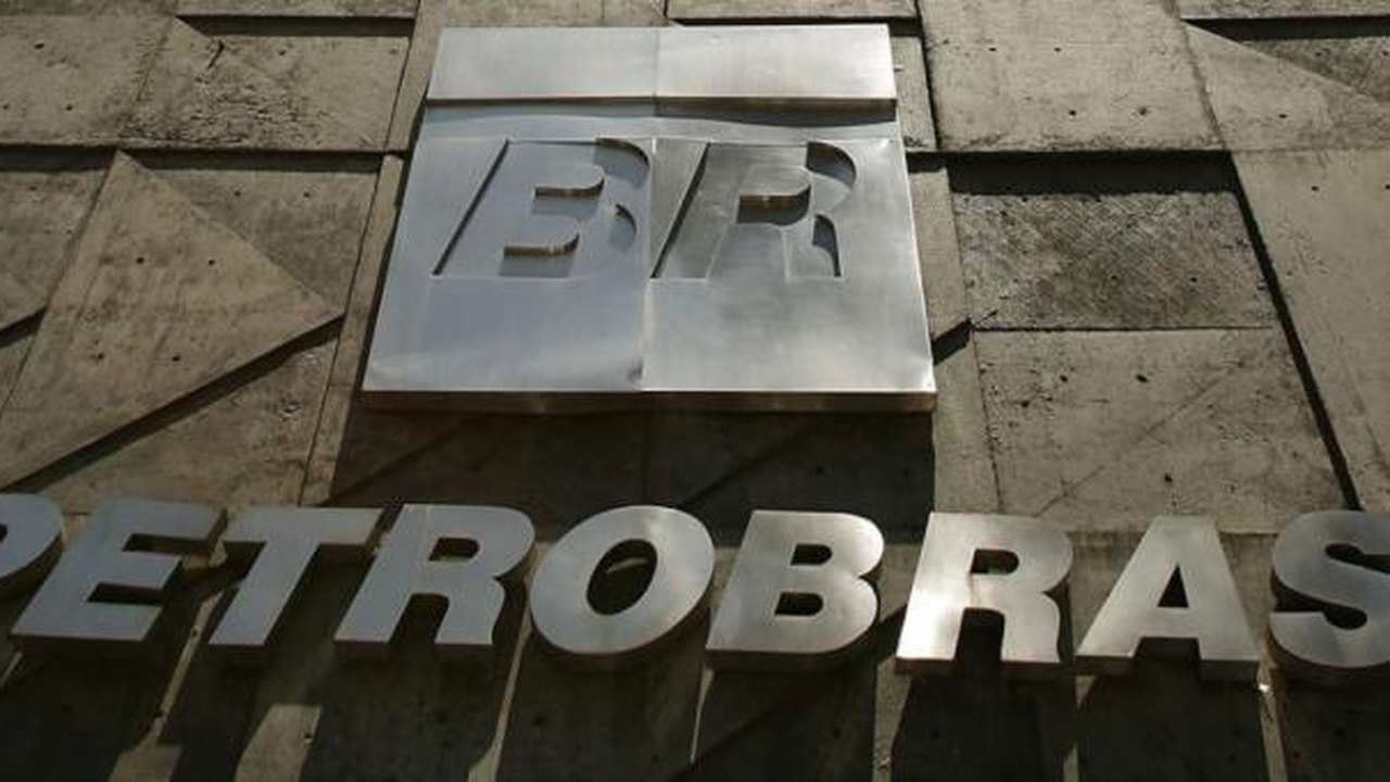 Trabalhadores protestam contra Petrobras por demissões e salários do Comperj