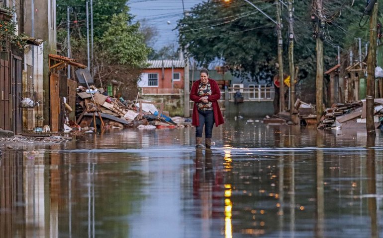 Porto Alegre recolhe 180 mil toneladas de resíduos após enchentes