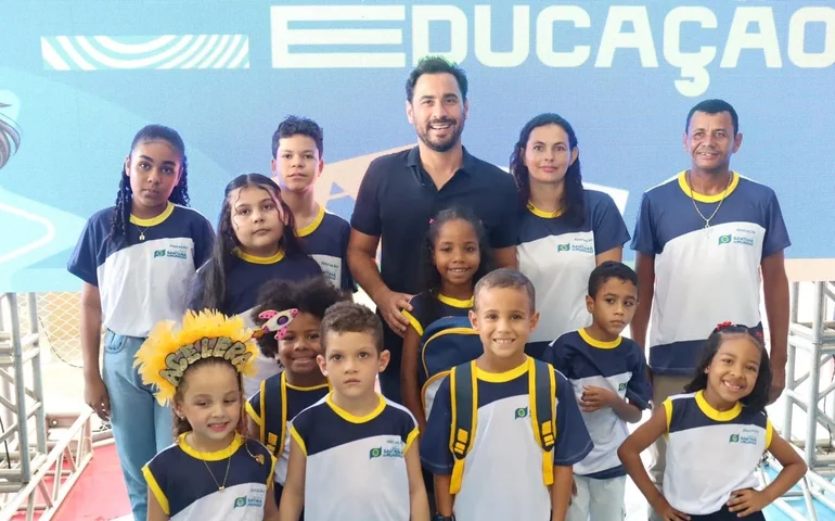 Acelera na educação: Prefeito de Santana do Mundaú assina OS para reforma de escola e apresenta novos fardamentos, mochilas e kits escolares