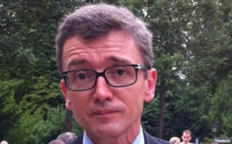 Fátima Canuto concede comenda Divaldo Suruagy ao médico alagoano Francisco Cardoso,  presidente da Sociedade Internacional de Parkinson